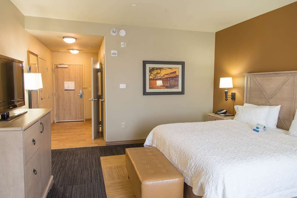 hampton inn and suites dodge city