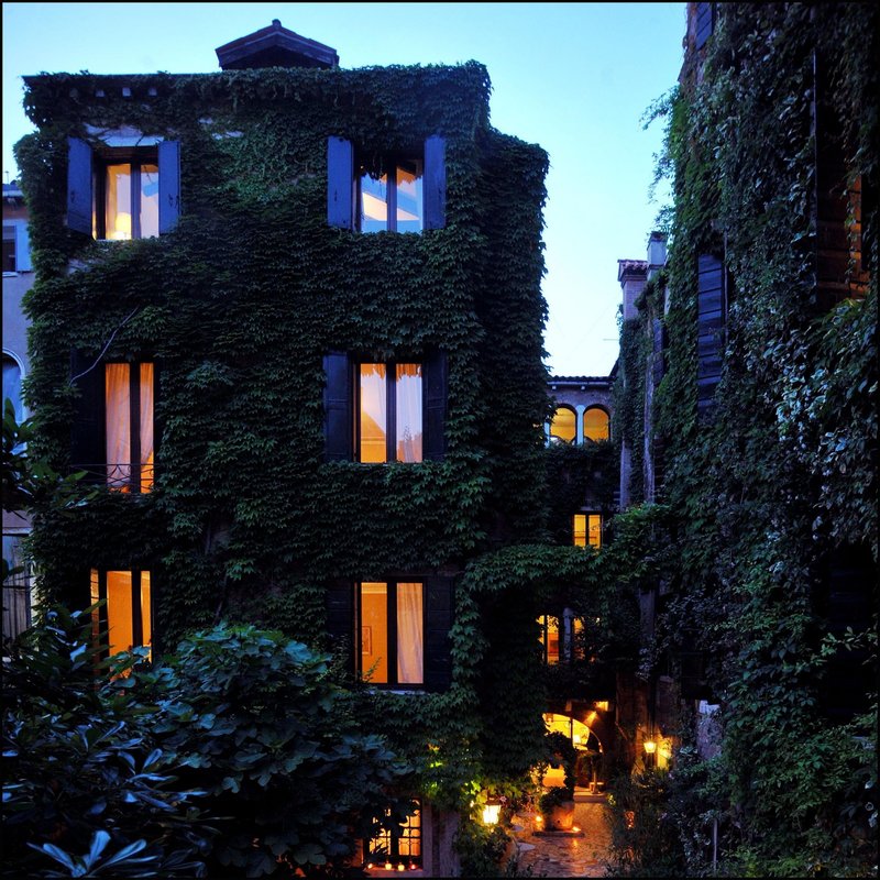 hotel flora