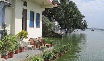 jheel hotel and restaurent