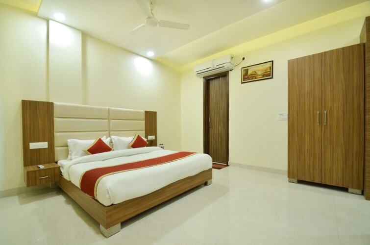 pax hotel welcome inn opp rly stn asr