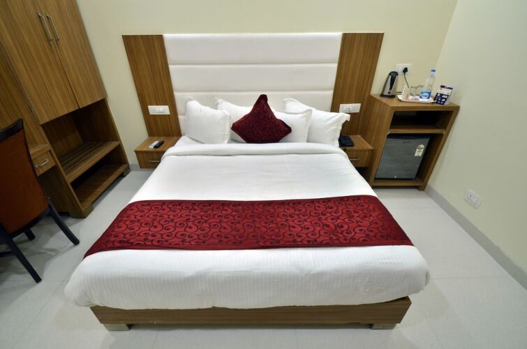 pax hotel welcome inn opp rly stn asr