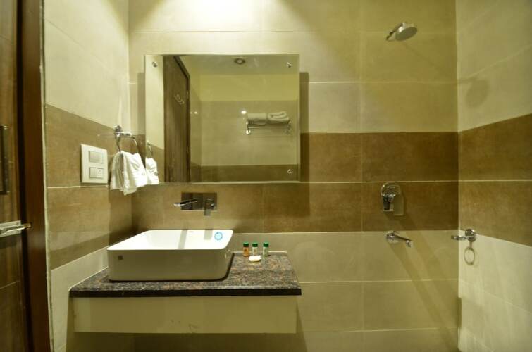 pax hotel welcome inn opp rly stn asr