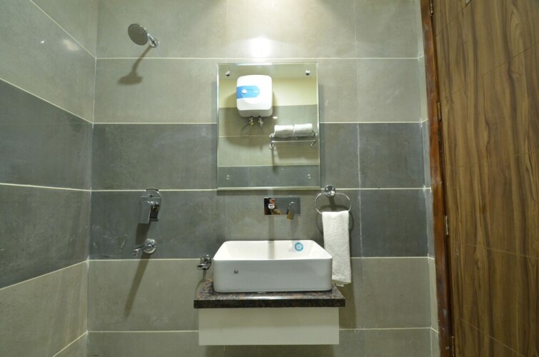 pax hotel welcome inn opp rly stn asr