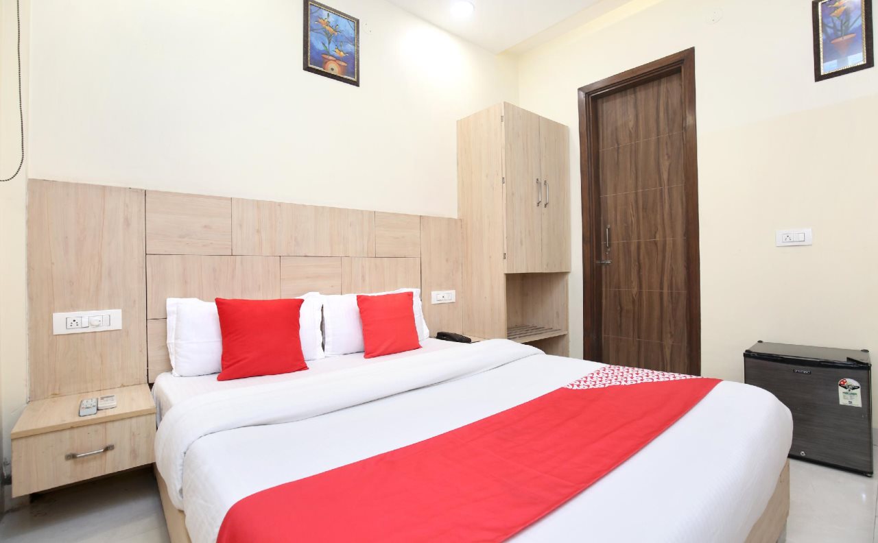 pax hotel welcome inn opp rly stn asr