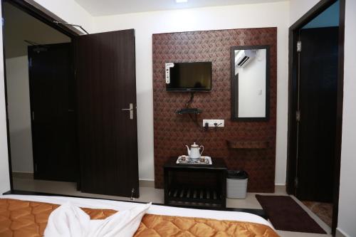 Karuna Regent Vadapalani,Tiruvallur>>Chennai,2 star