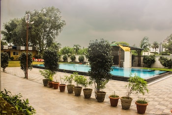 solitaire hotel and resort