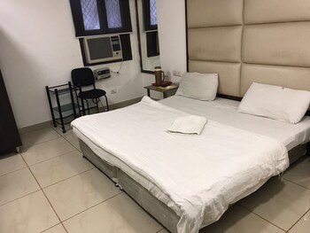 hotel saya new delhi railway station