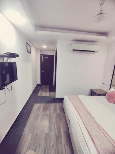 hotel saya new delhi railway station