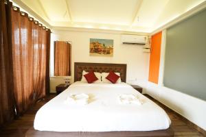 Sunset & Waves Resort,Goa>>Arambol,2 star