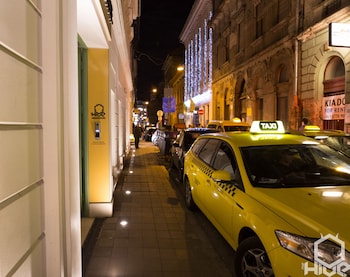 the hive party hostel