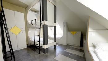 the hive party hostel