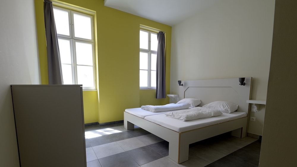 the hive party hostel