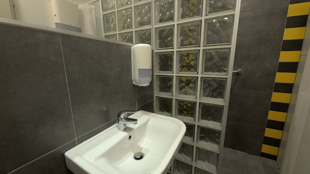 the hive party hostel