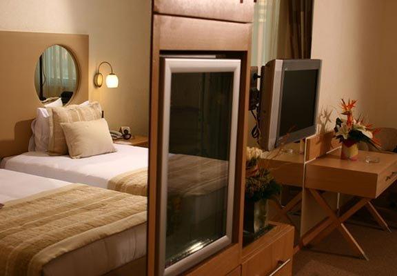 wow airport hotel