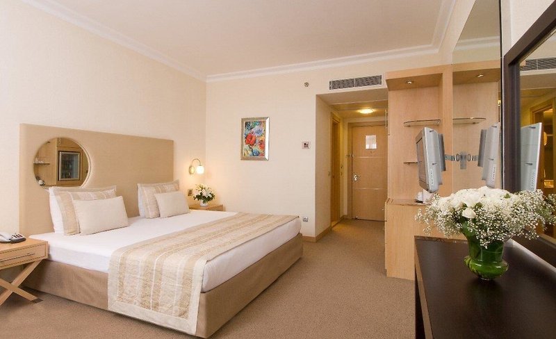 wow airport hotel
