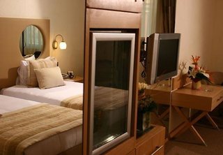 wow airport hotel