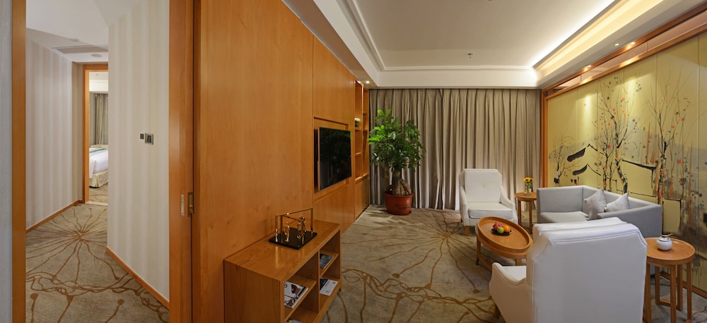 menshine gloria plaza hotel