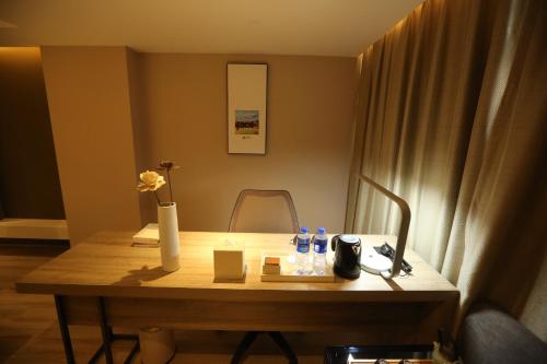 atour hotel yanan baimi avenue baota mountain