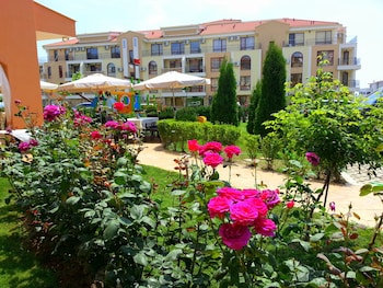 menada paradise dreams apartments