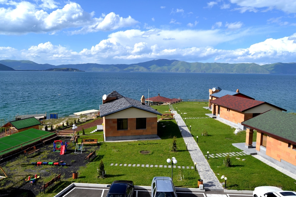 tsovasar family rest complex