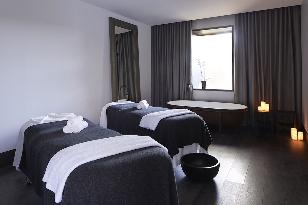 hotel realm