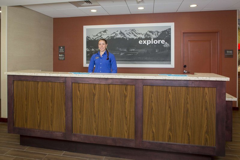 hampton inn and suites manchester