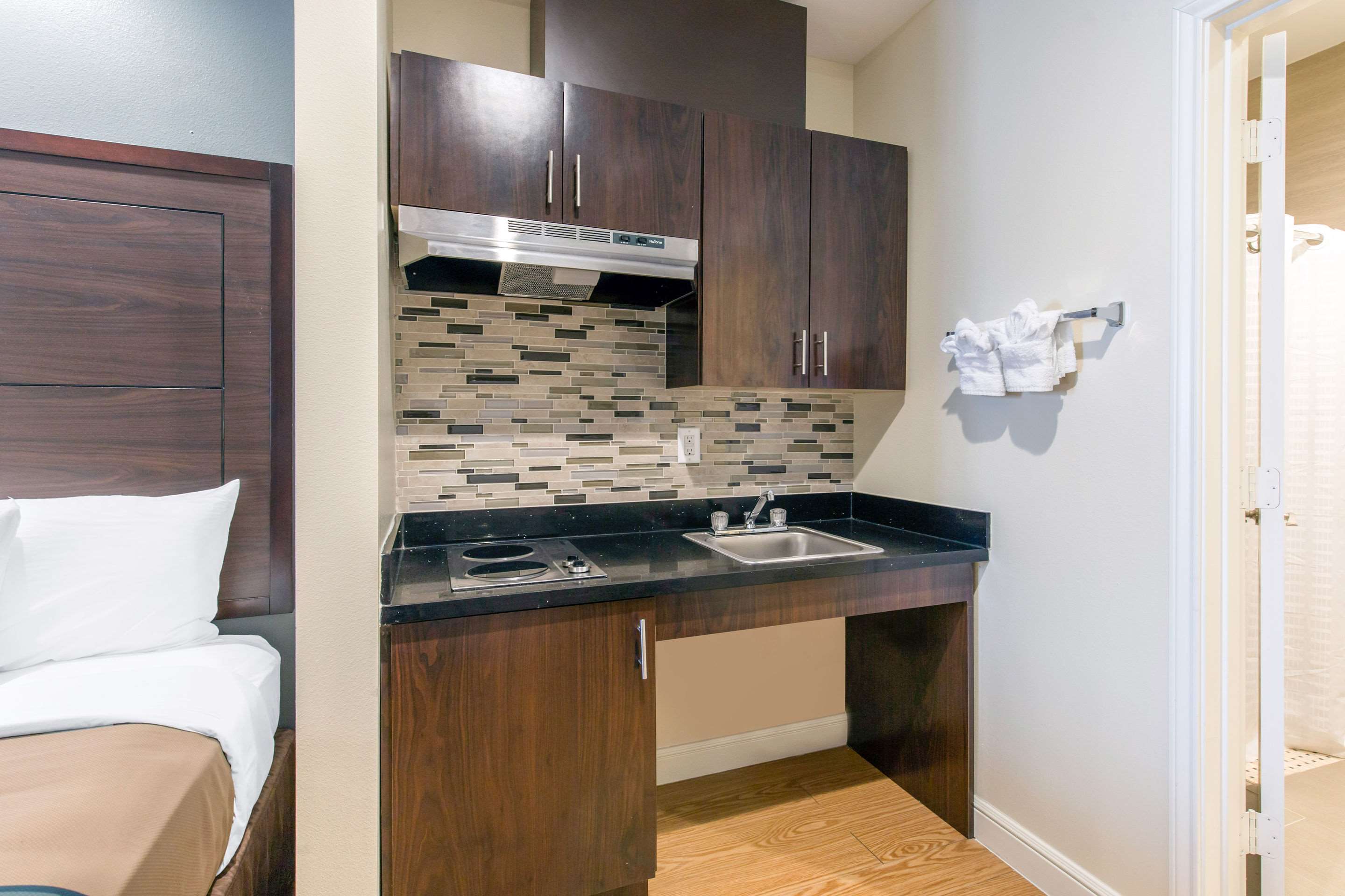 econo lodge inn and suites houston willowbrook