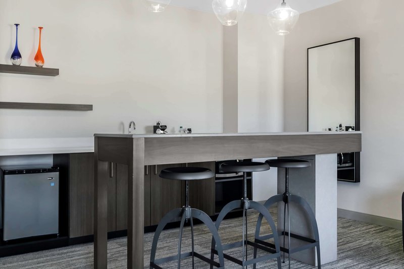 aloft newport on the levee