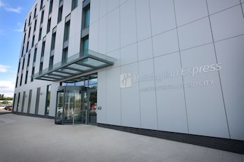 holiday inn express manchester trafford city by ihg