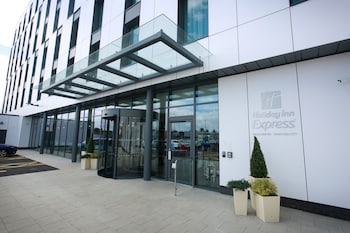 holiday inn express manchester trafford city by ihg