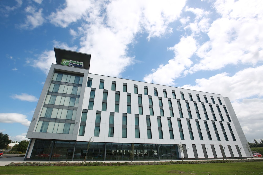holiday inn express manchester trafford city by ihg