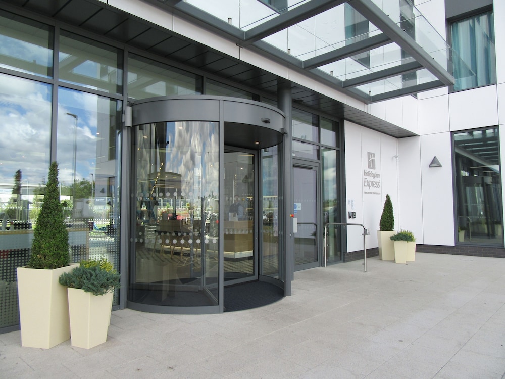 holiday inn express manchester trafford city by ihg