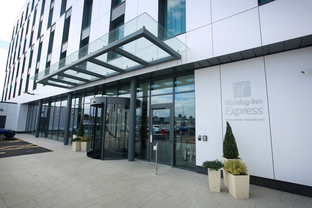 holiday inn express manchester trafford city by ihg