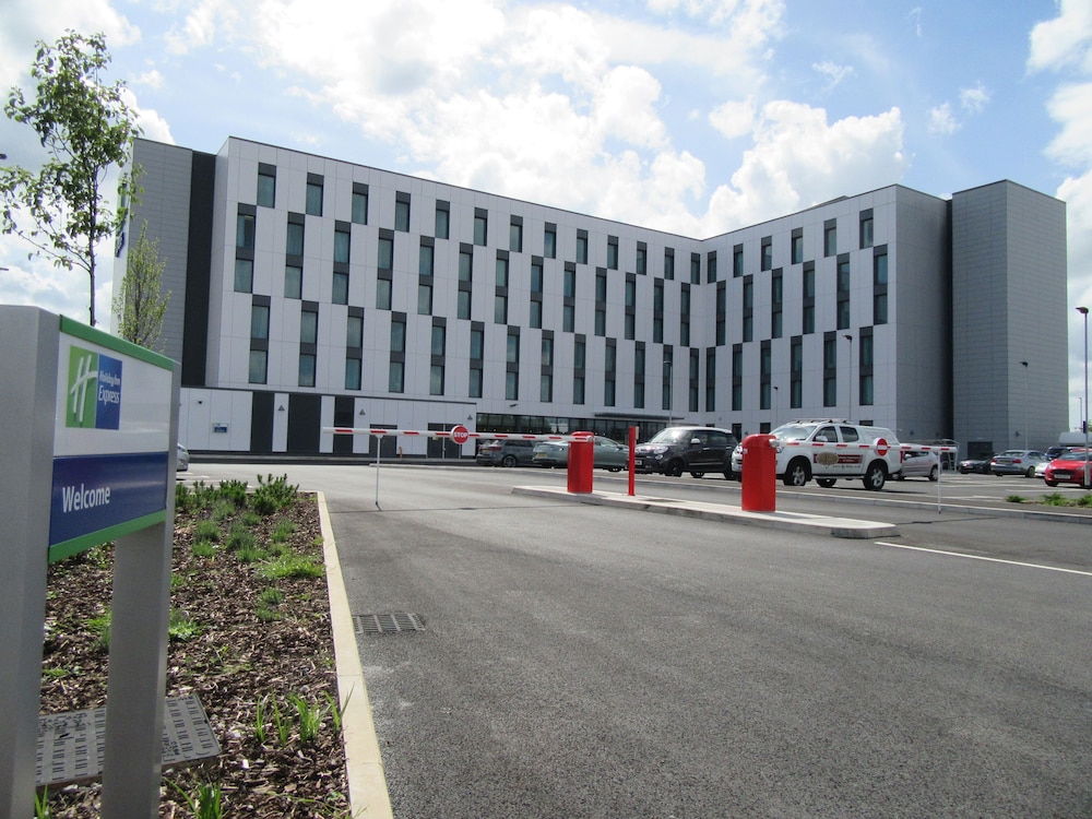 holiday inn express manchester trafford city by ihg