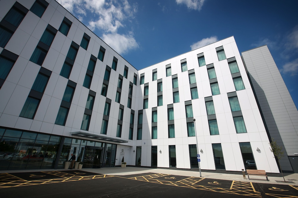 holiday inn express manchester trafford city by ihg