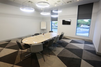 holiday inn express manchester trafford city by ihg