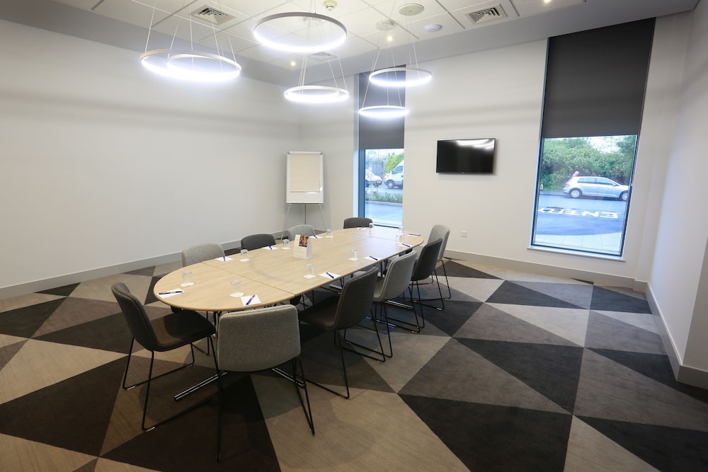 holiday inn express manchester trafford city by ihg
