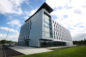 holiday inn express manchester trafford city by ihg