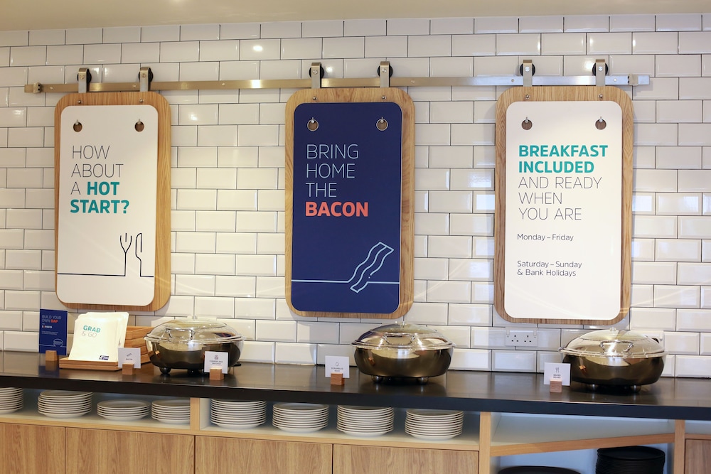 holiday inn express manchester trafford city by ihg