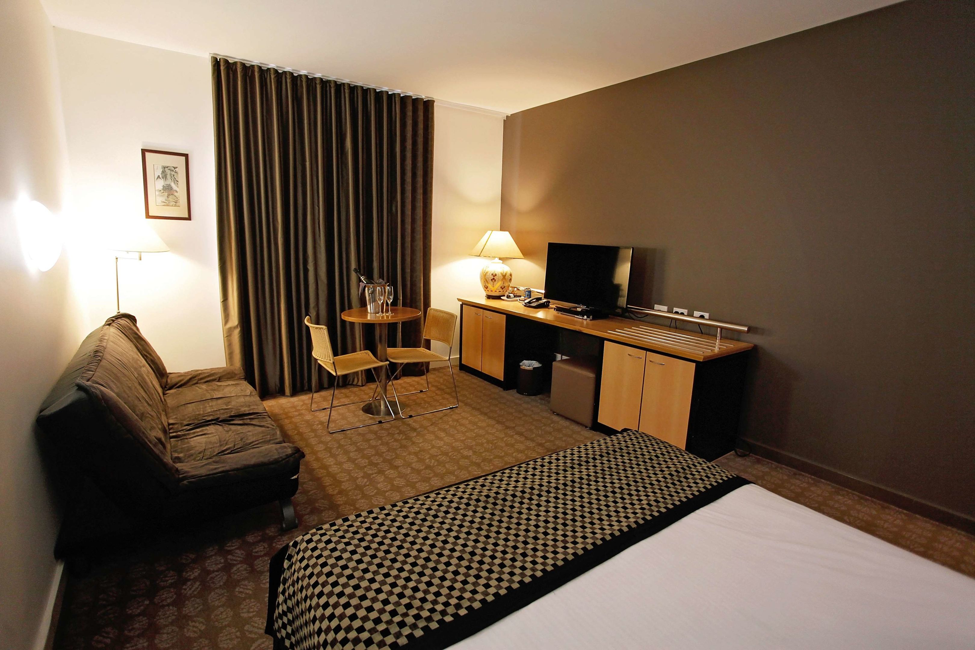 golden pebble hotel