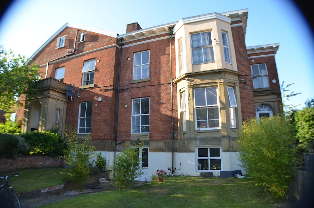 queens guesthouse manchester