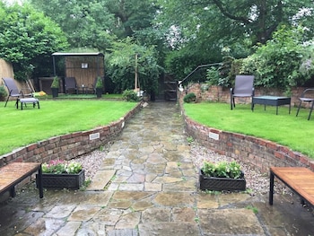 queens guesthouse manchester