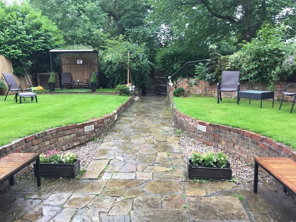 queens guesthouse manchester