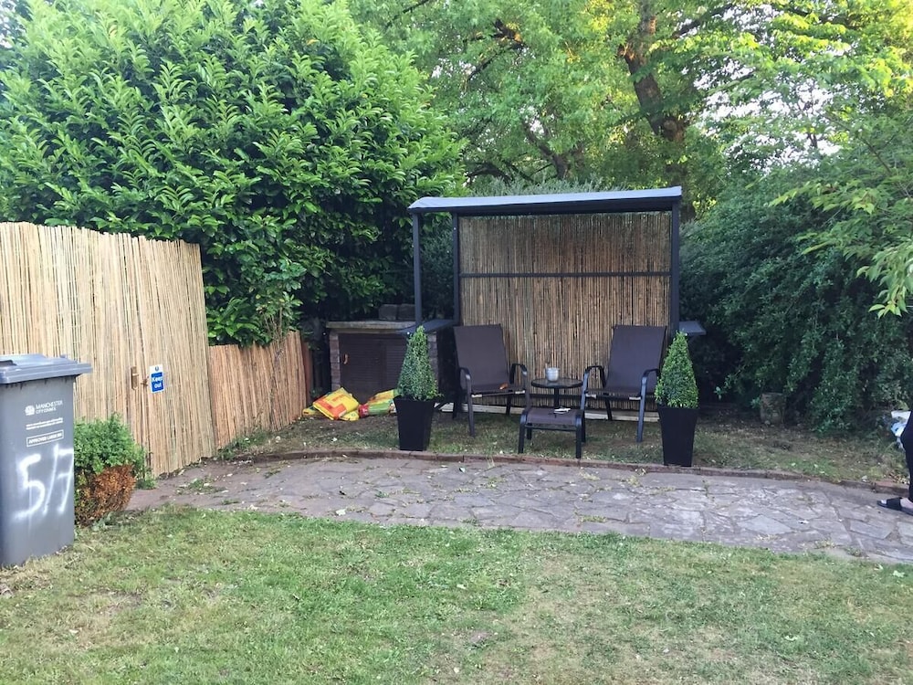 queens guesthouse manchester