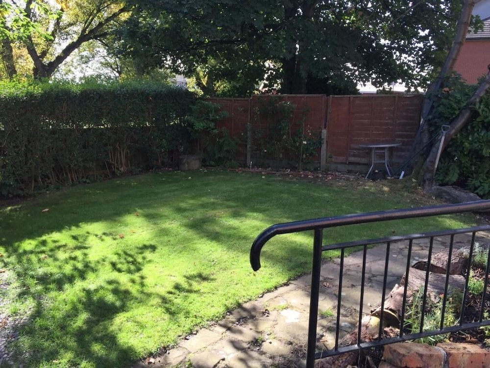 queens guesthouse manchester