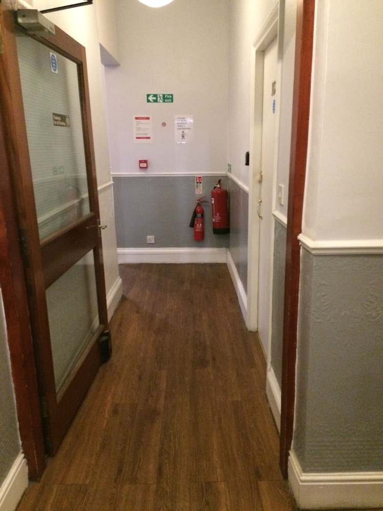 queens guesthouse manchester