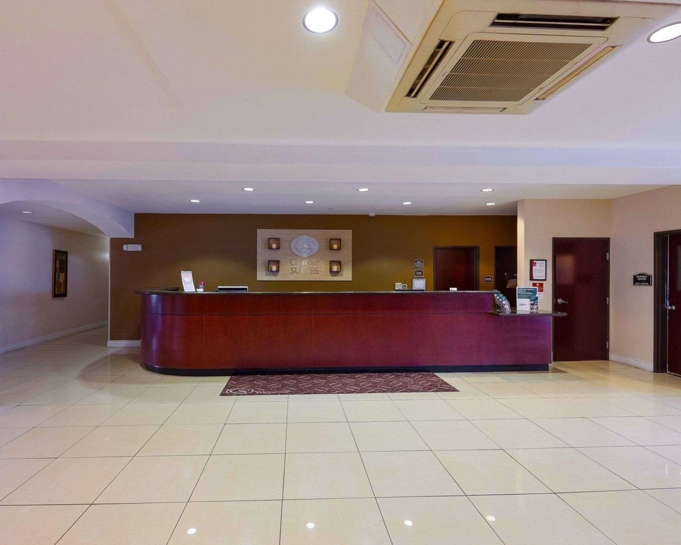 comfort suites university