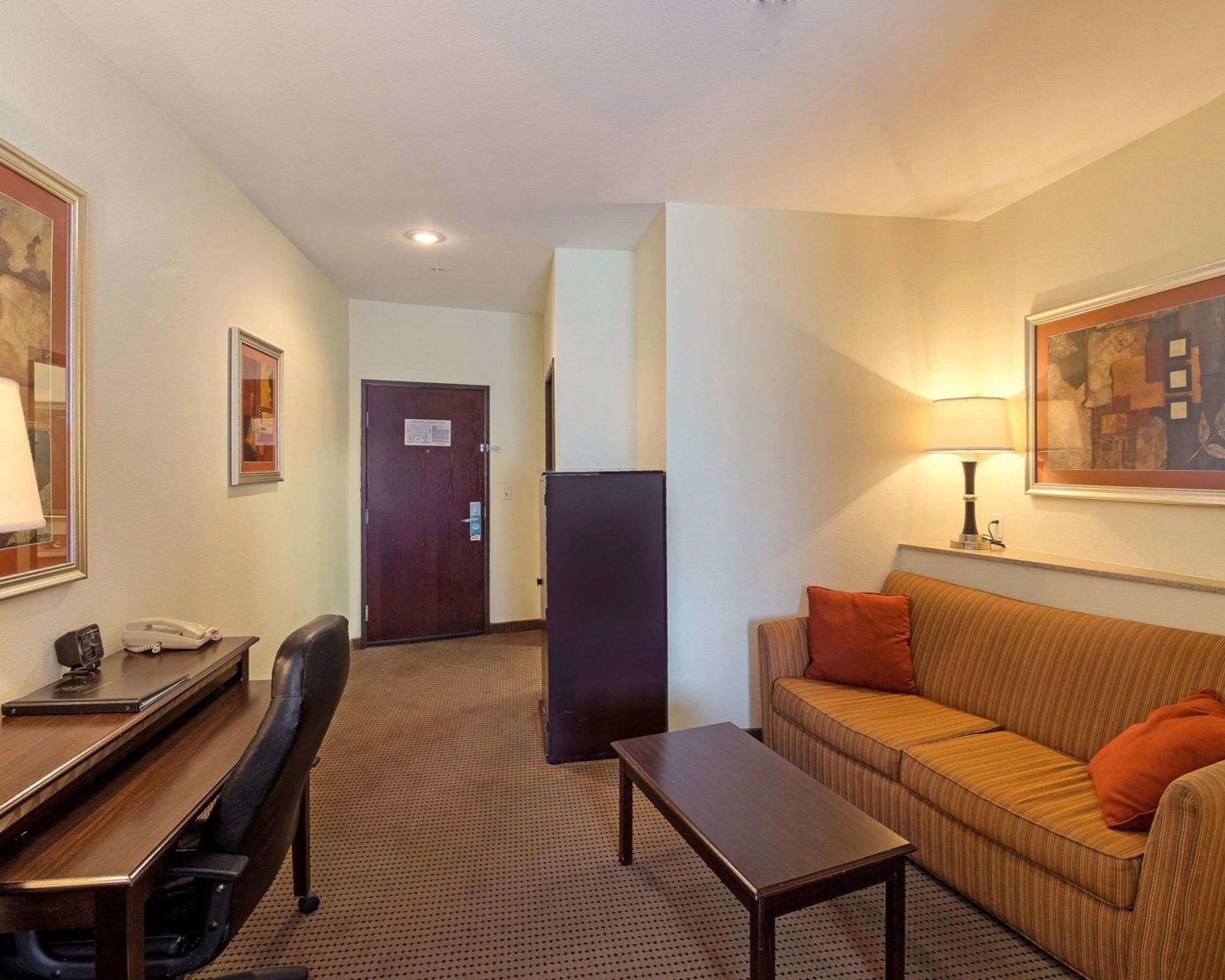 comfort suites university
