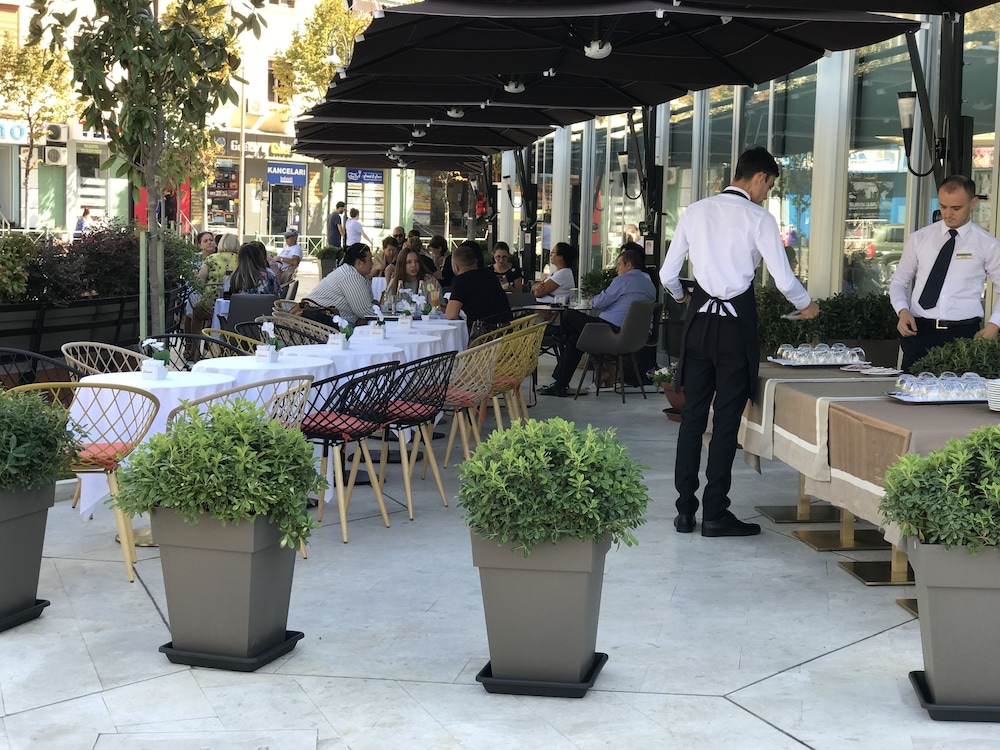 hotel colosseo tirana