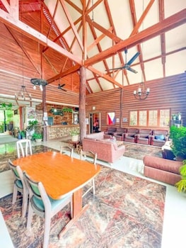 novies tourist inn